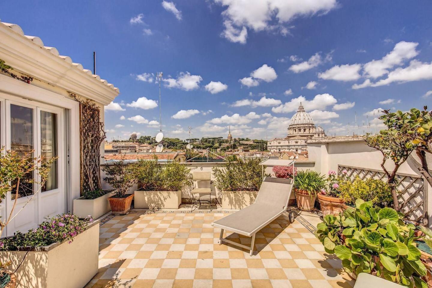 Attic With Terrace Overlooking St Peters Basilica Roma Exterior foto
